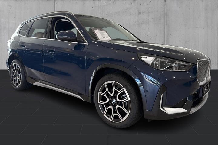 Blå BMW iX1 fra 2025