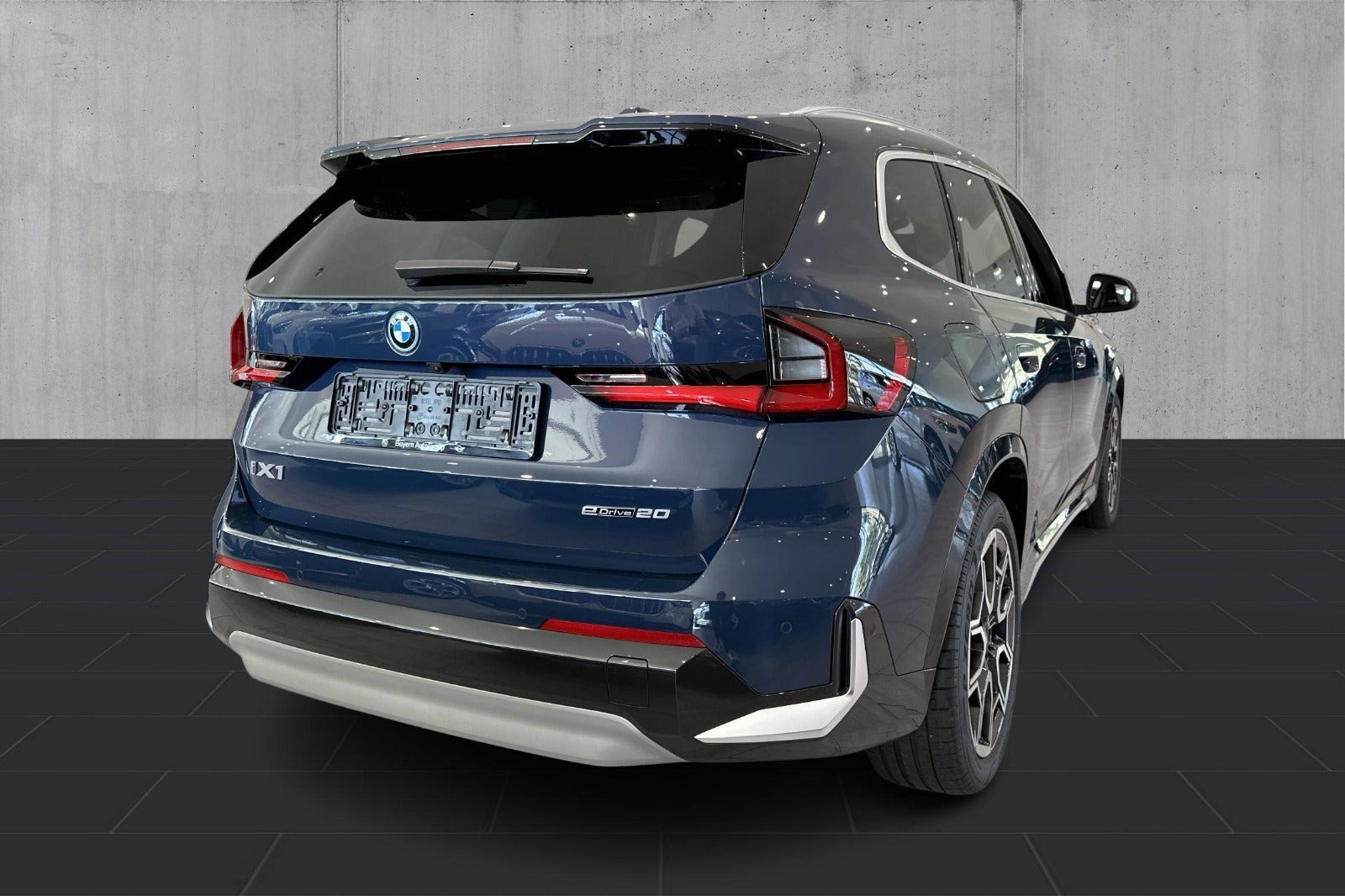 Blå BMW iX1 fra 2025