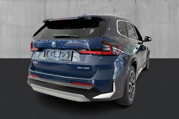 Blå BMW iX1 fra 2025