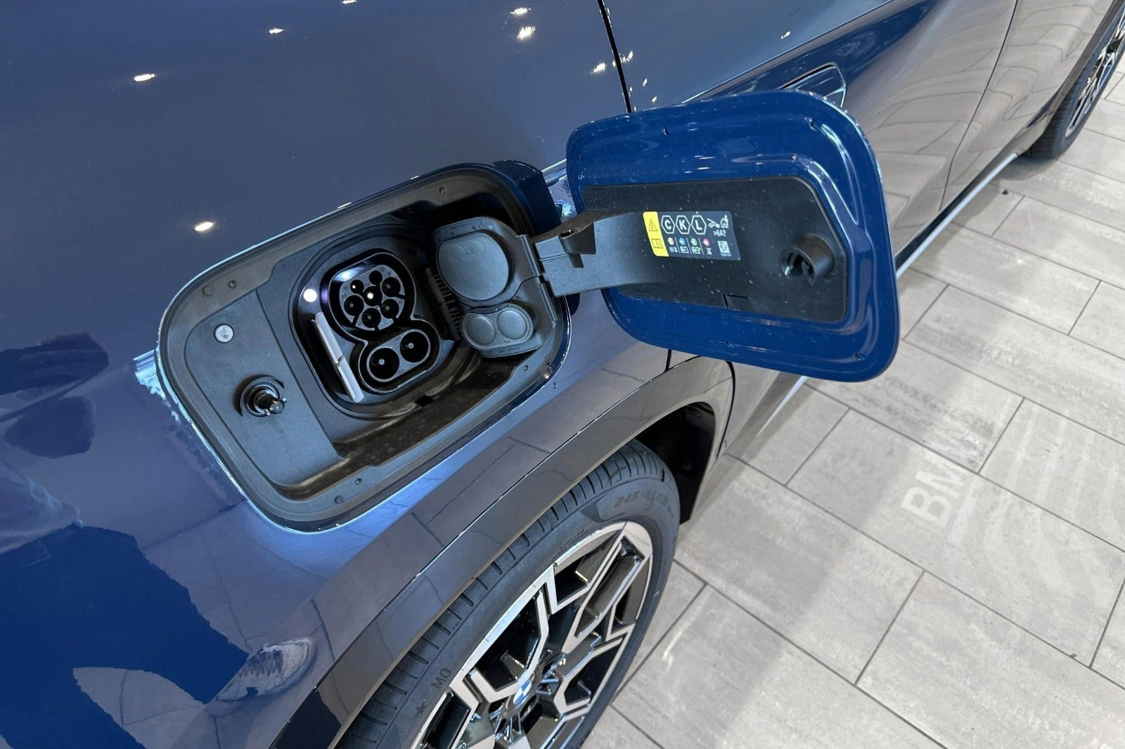 Blå BMW iX1 fra 2025