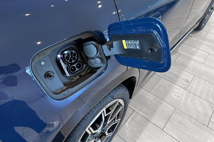 Blå BMW iX1 fra 2025