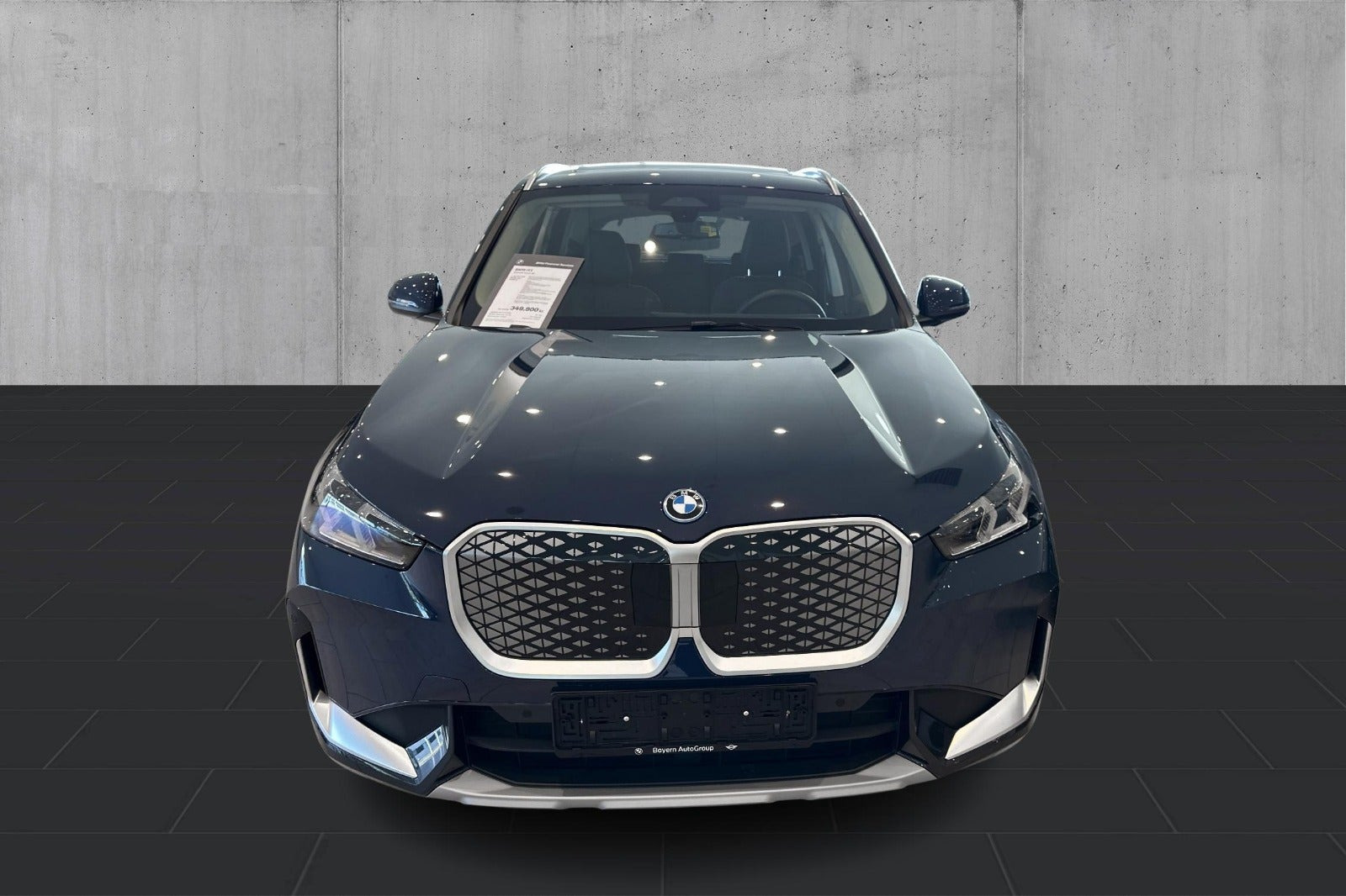 Blå BMW iX1 fra 2025