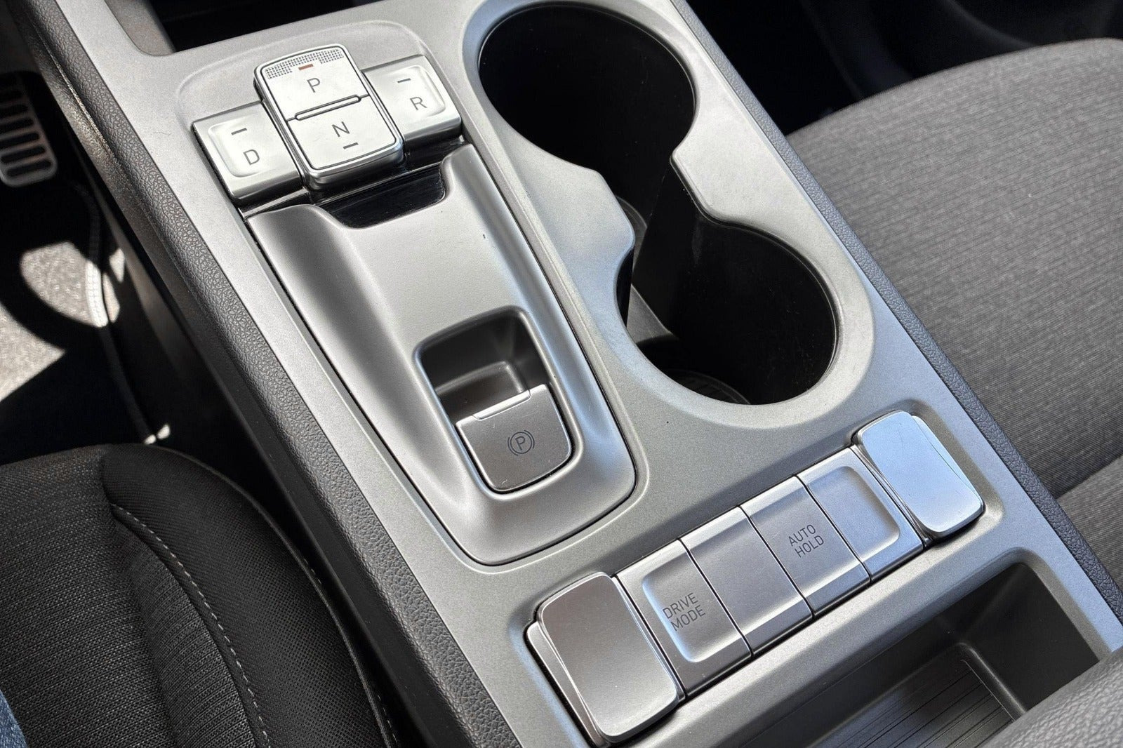 Blå Hyundai Kona fra 2022