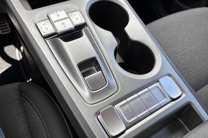 Blå Hyundai Kona fra 2022