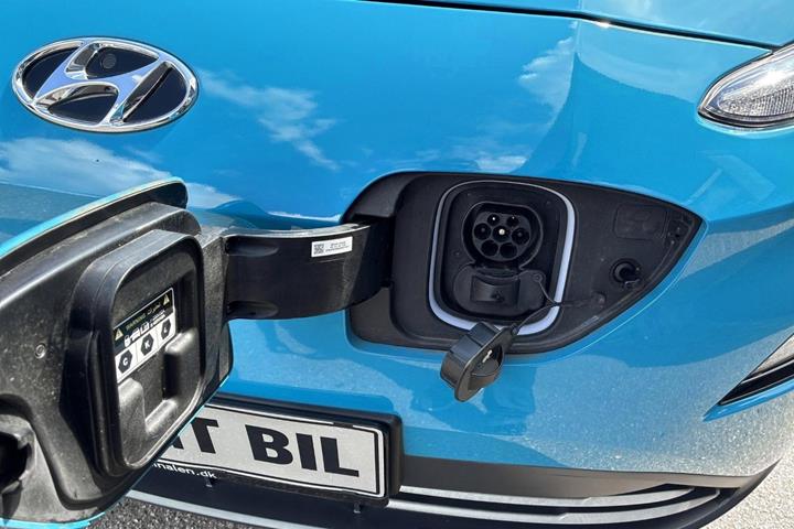 Blå Hyundai Kona fra 2022