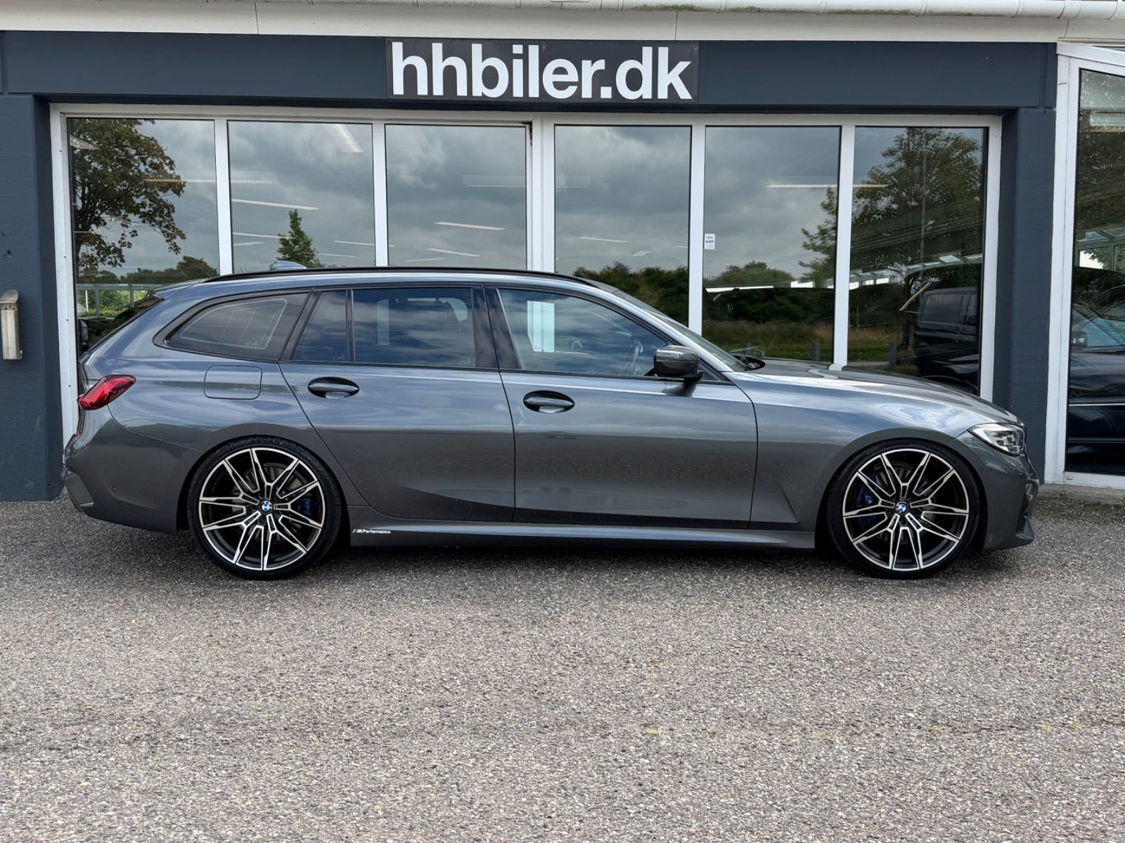 Grå BMW 330e fra 2021