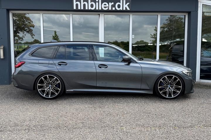 Grå BMW 330e fra 2021
