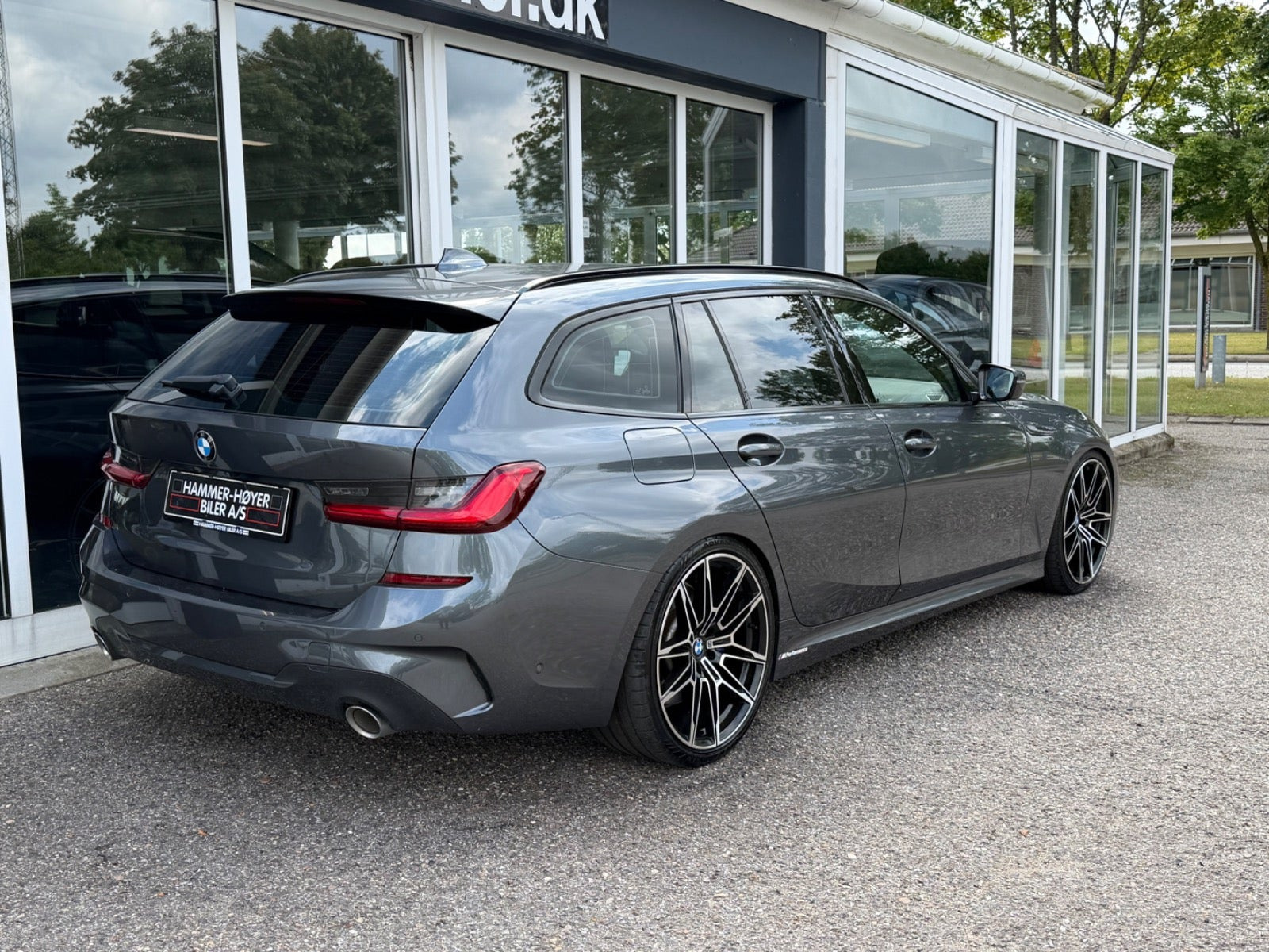 Grå BMW 330e fra 2021