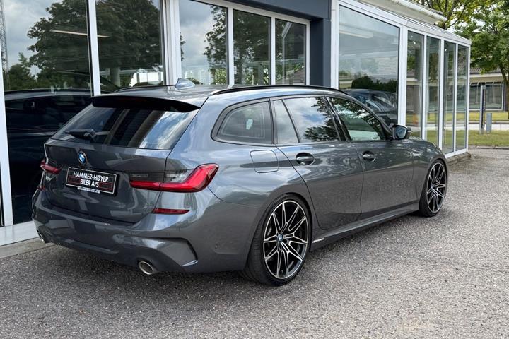 Grå BMW 330e fra 2021