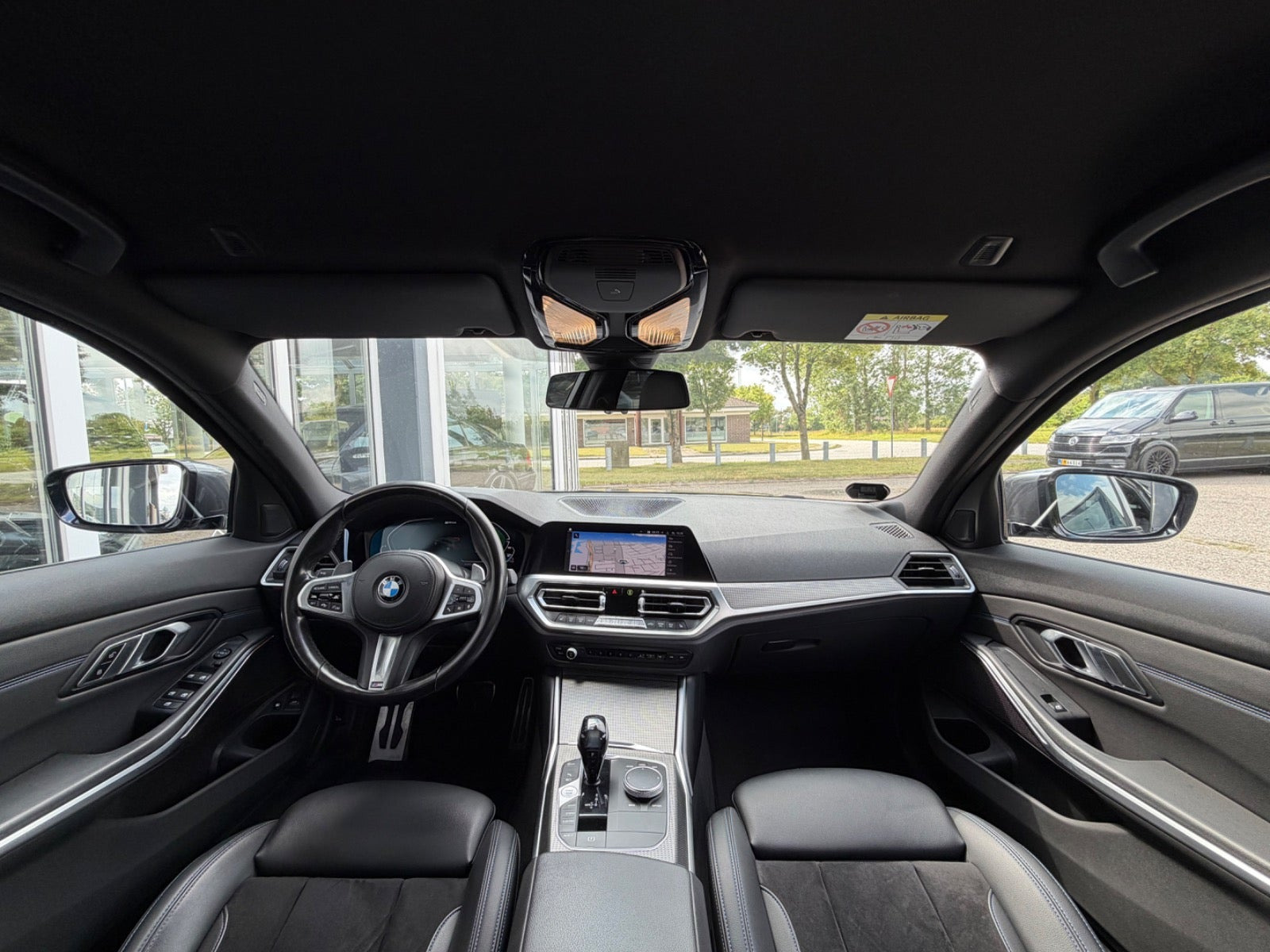 Grå BMW 330e fra 2021