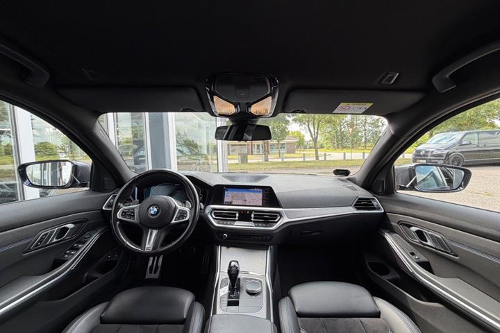 Grå BMW 330e fra 2021