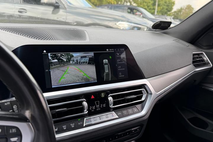 Grå BMW 330e fra 2021