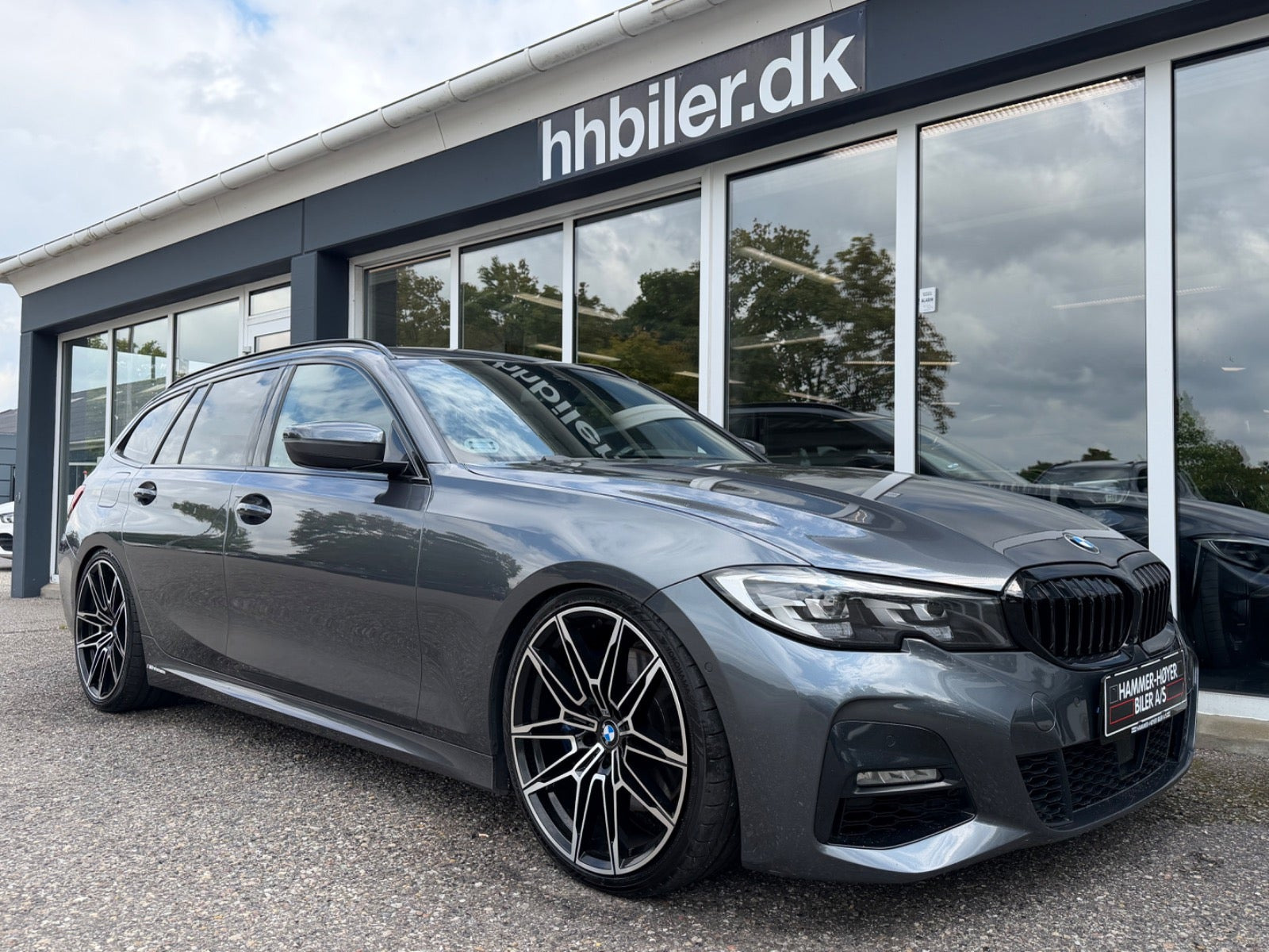 Grå BMW 330e fra 2021