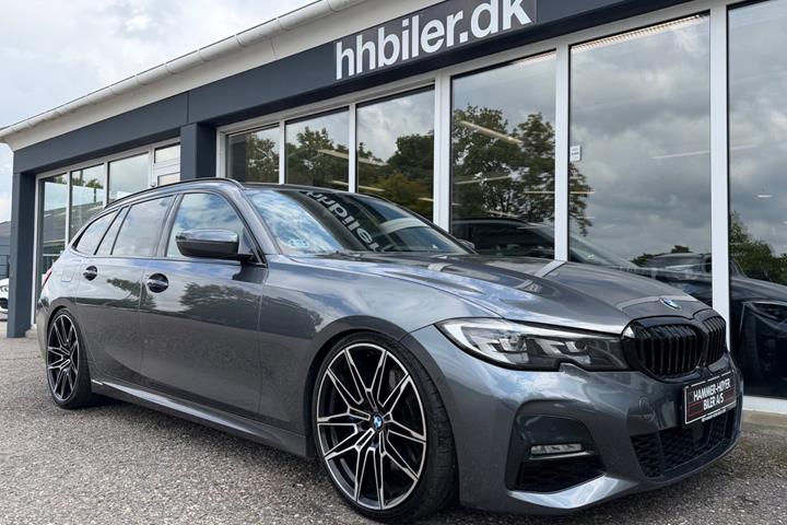 Grå BMW 330e fra 2021