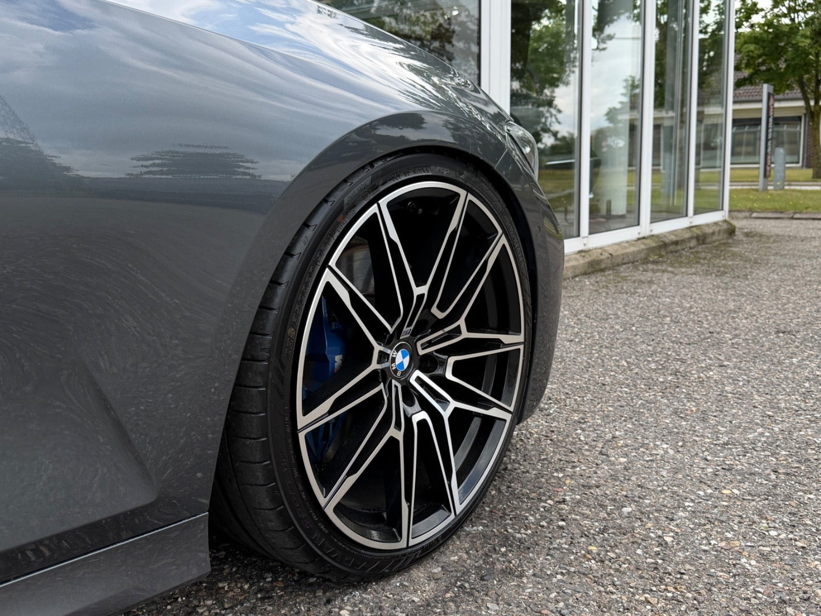 Grå BMW 330e fra 2021
