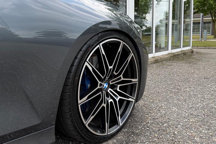 Grå BMW 330e fra 2021