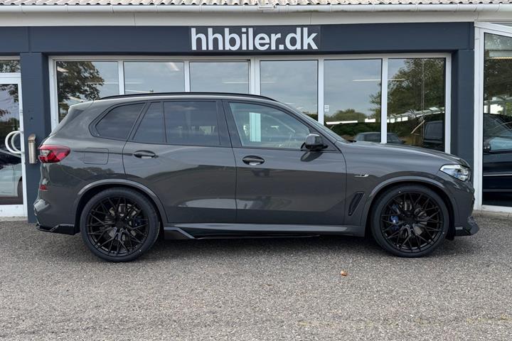Grå BMW X5 fra 2022