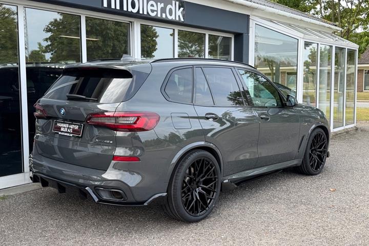 Grå BMW X5 fra 2022