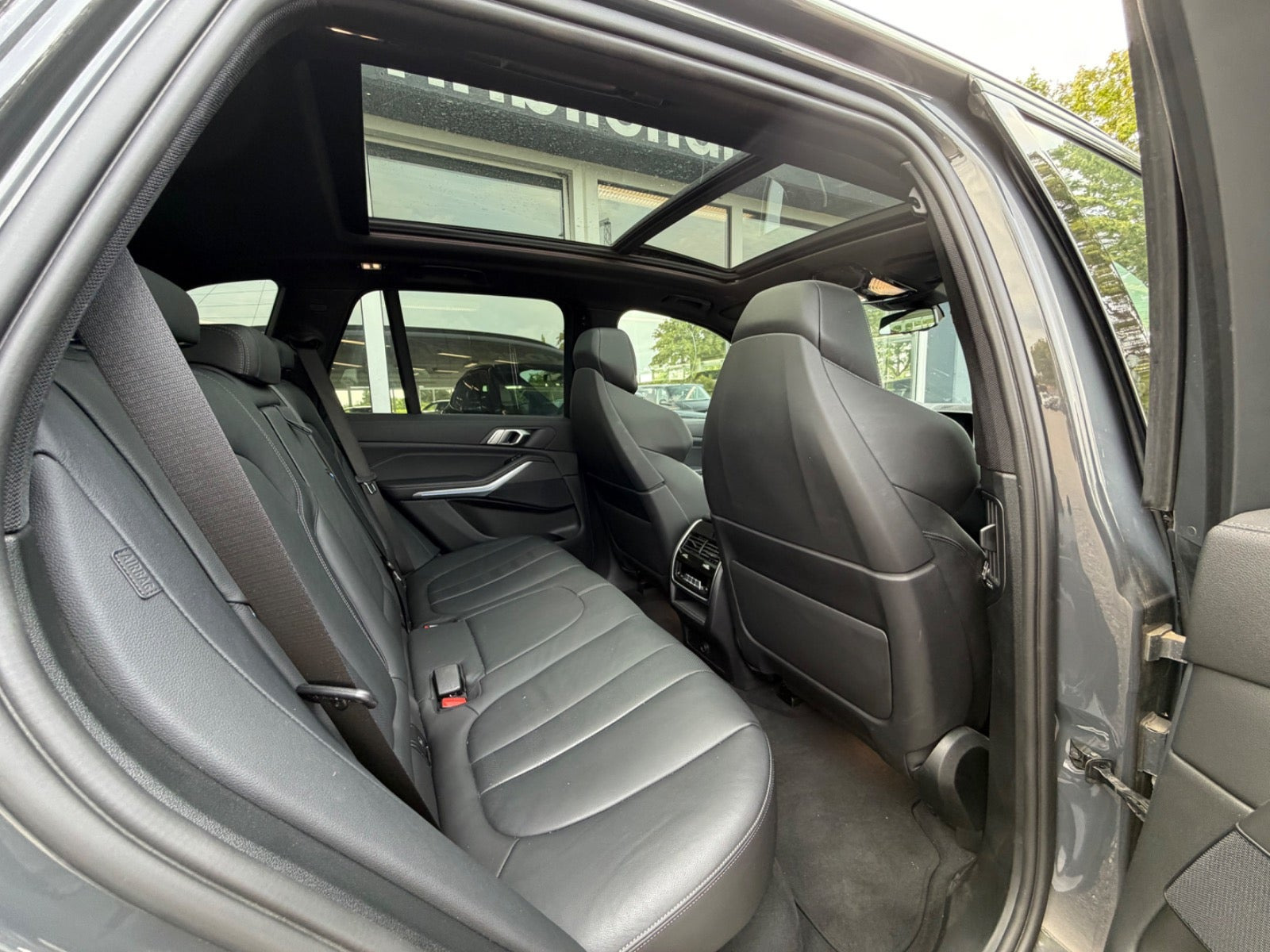 Grå BMW X5 fra 2022
