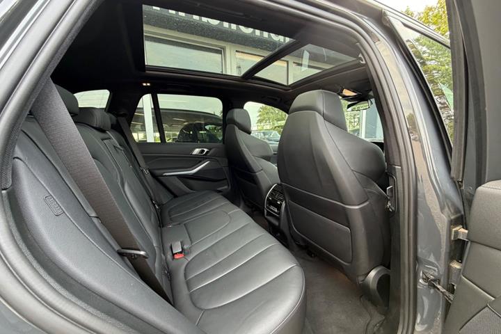 Grå BMW X5 fra 2022