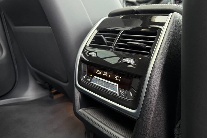 Grå BMW X5 fra 2022