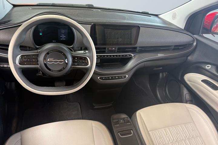 Rød Fiat 500e fra 2024
