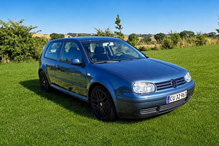 Blå VW Golf fra 2003
