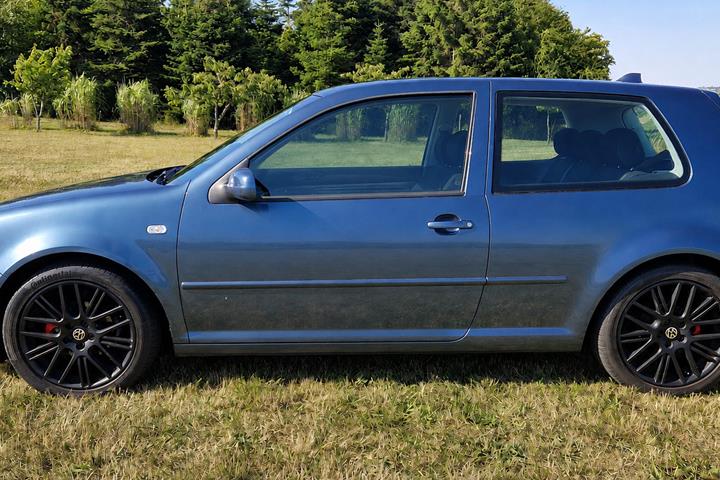 Blå VW Golf fra 2003