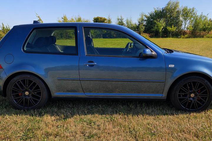 Blå VW Golf fra 2003