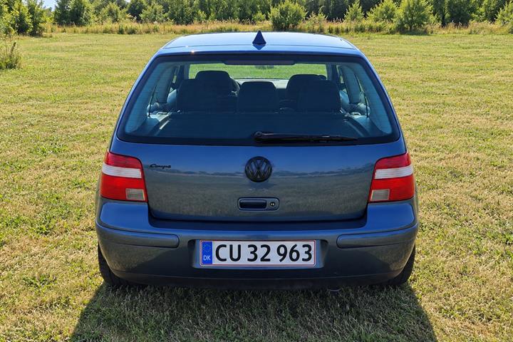 Blå VW Golf fra 2003