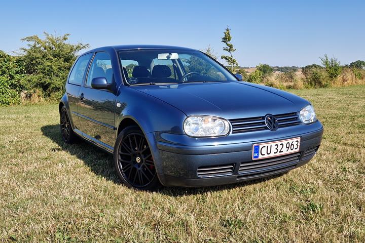 Blå VW Golf fra 2003