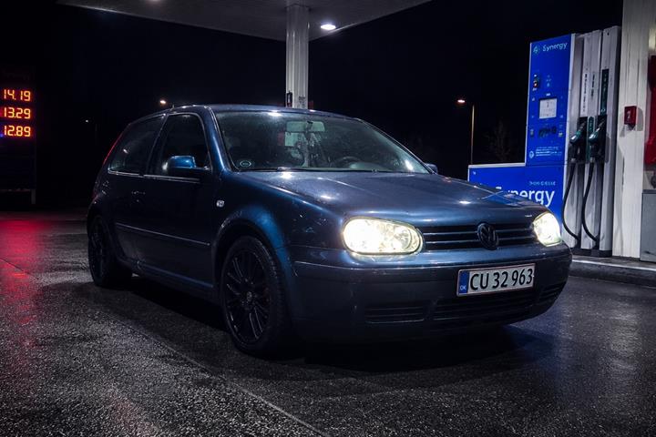 Blå VW Golf fra 2003