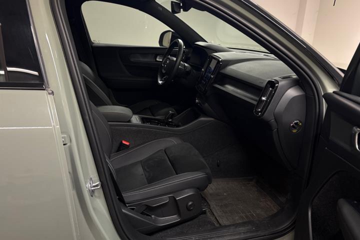 Grøn Volvo XC40 fra 2024