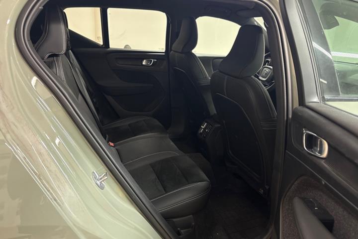 Grøn Volvo XC40 fra 2024