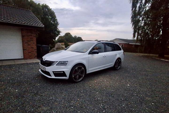 Hvid Skoda Octavia fra 2018