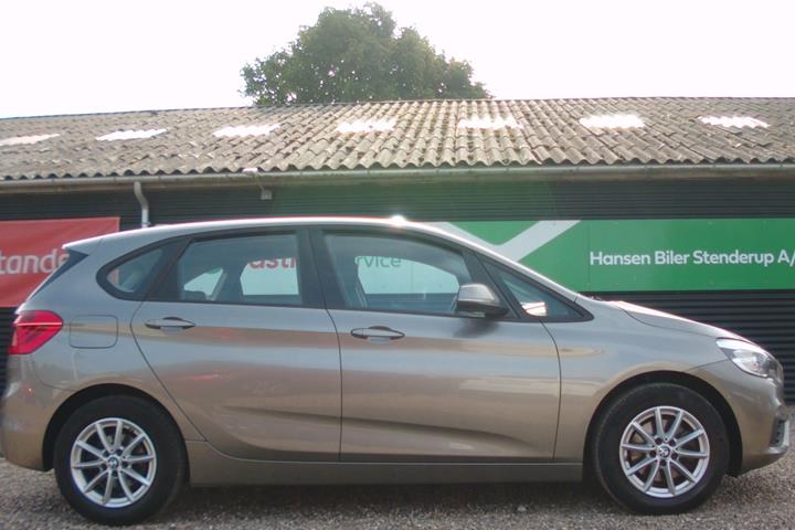 Beige BMW 220i fra 2018