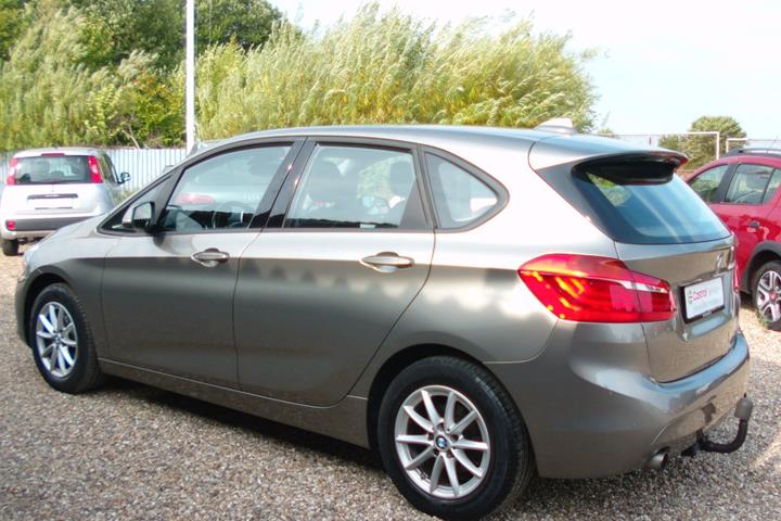 Beige BMW 220i fra 2018