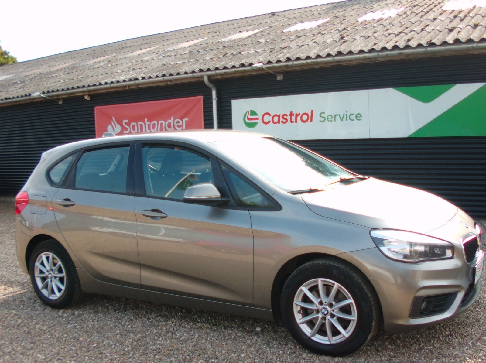 Beige BMW 220i fra 2018