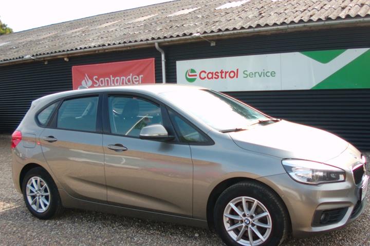Beige BMW 220i fra 2018