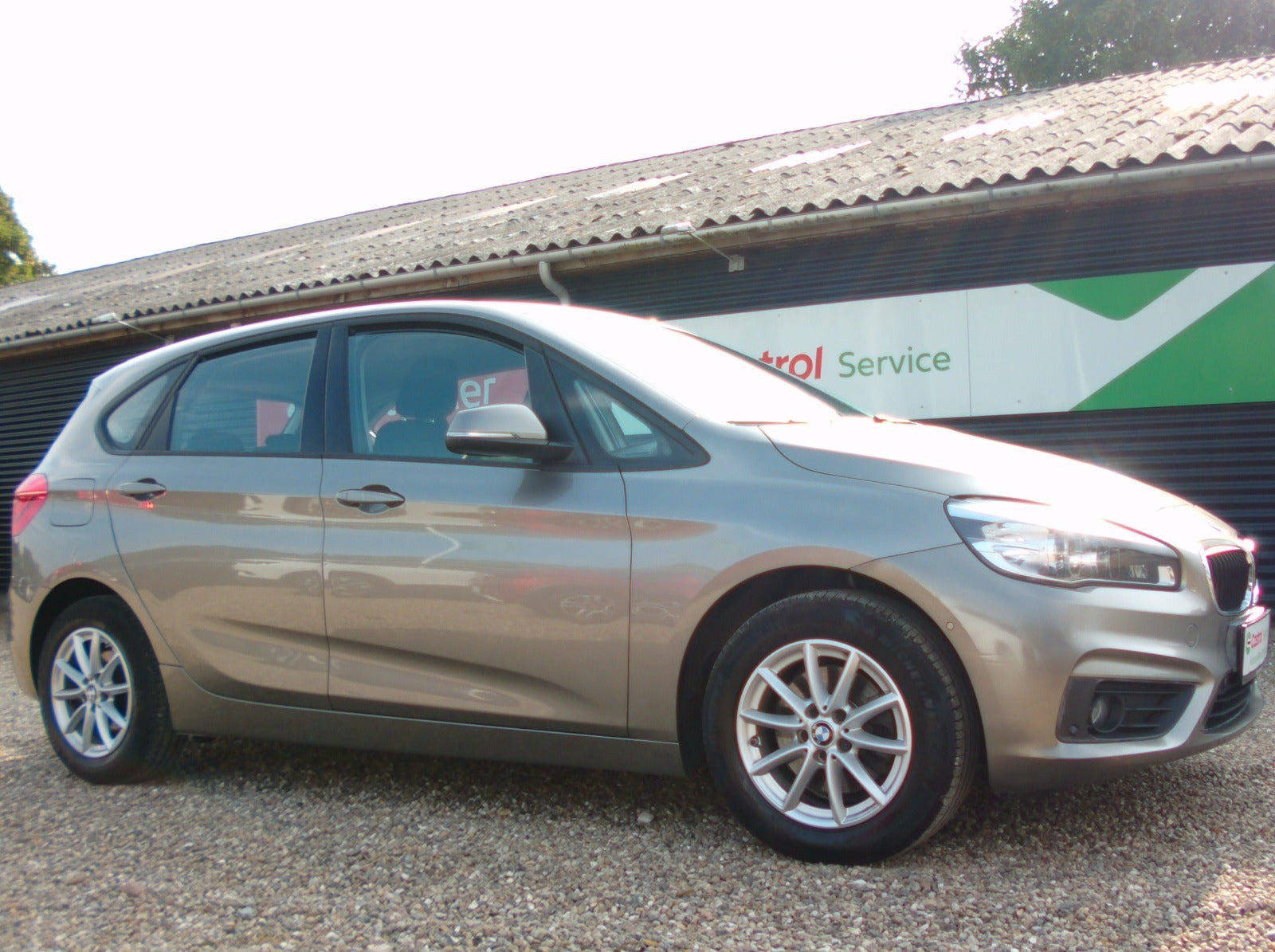 Beige BMW 220i fra 2018