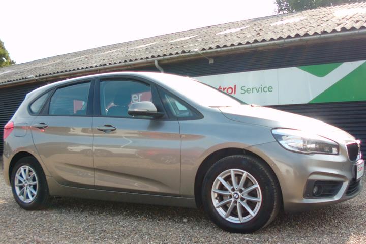 Beige BMW 220i fra 2018