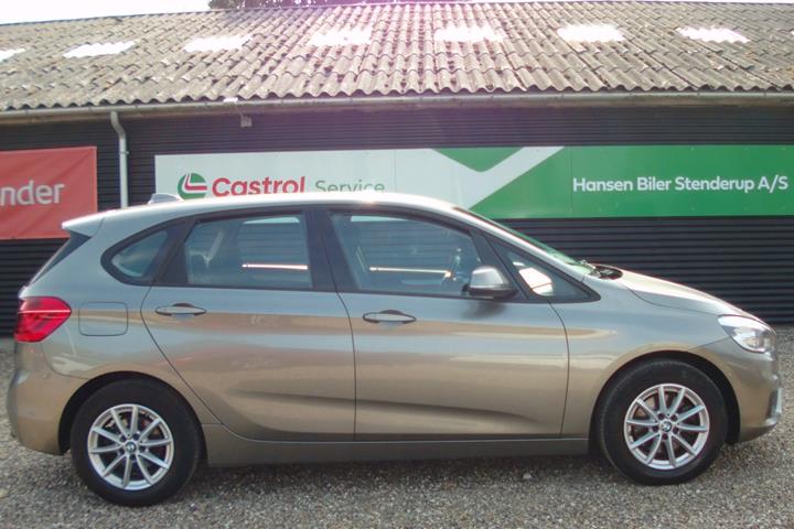 Beige BMW 220i fra 2018