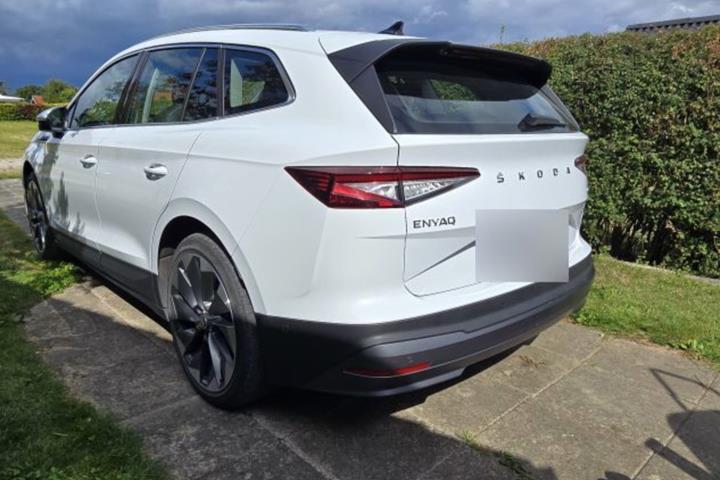 Hvid Skoda Enyaq fra 2023