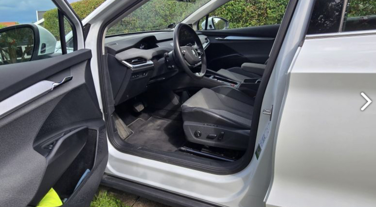 Hvid Skoda Enyaq fra 2023