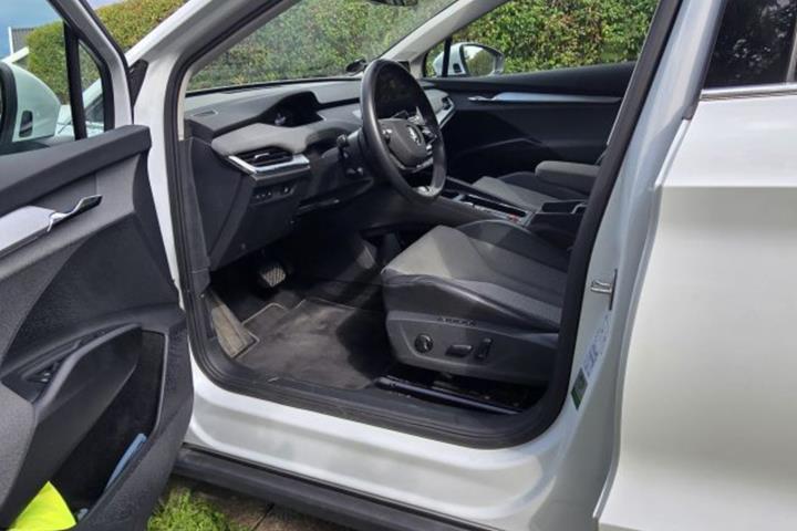 Hvid Skoda Enyaq fra 2023