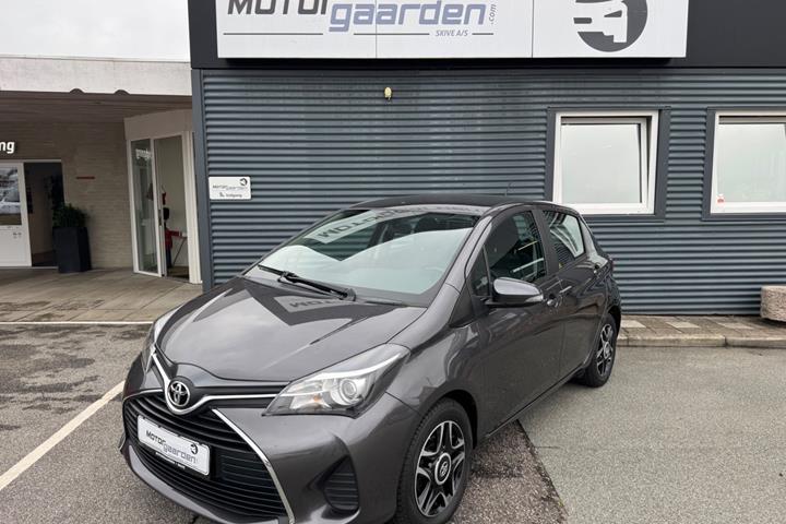 Grå Toyota Yaris fra 2017 set udefra