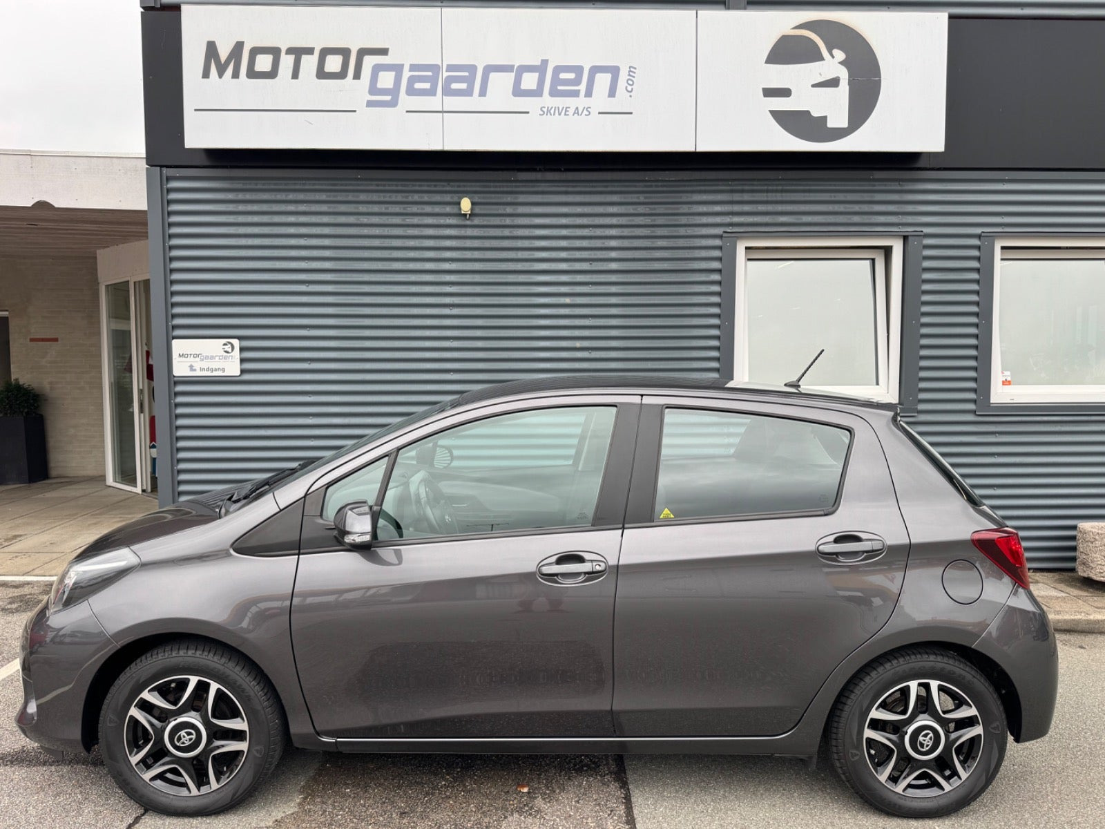 Grå Toyota Yaris fra 2017