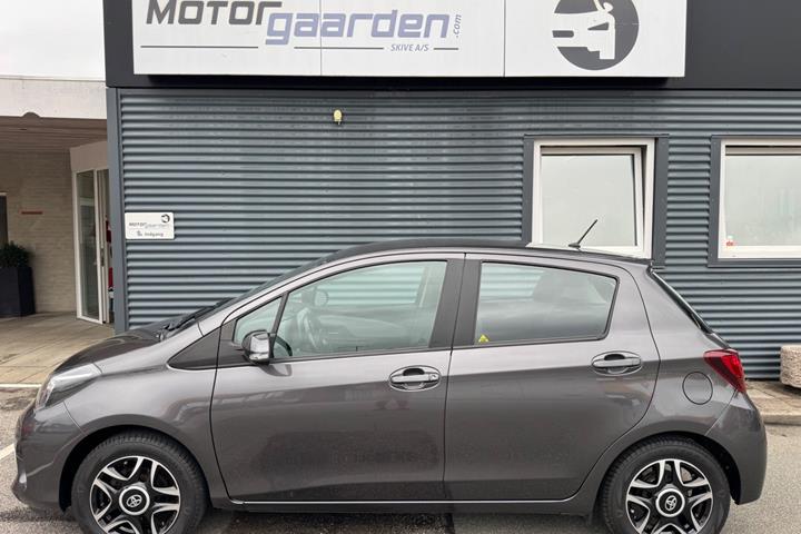 Grå Toyota Yaris fra 2017