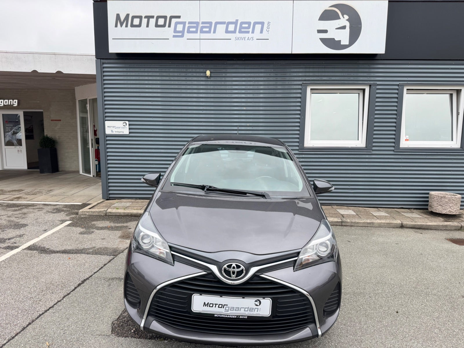 Grå Toyota Yaris fra 2017