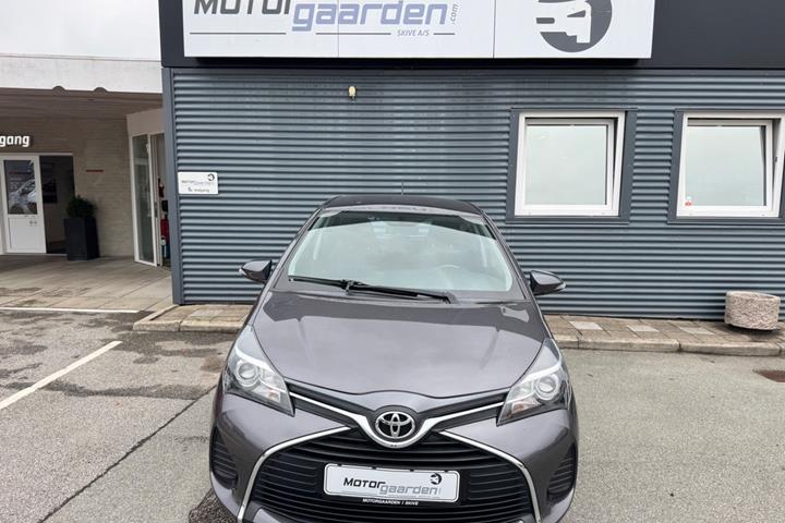 Grå Toyota Yaris fra 2017